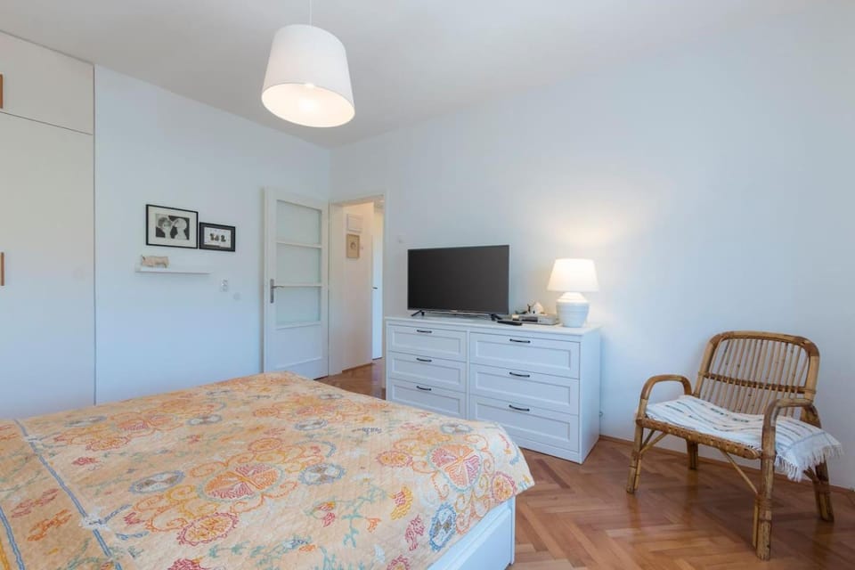 Bed, TV and multimedia, Bedroom