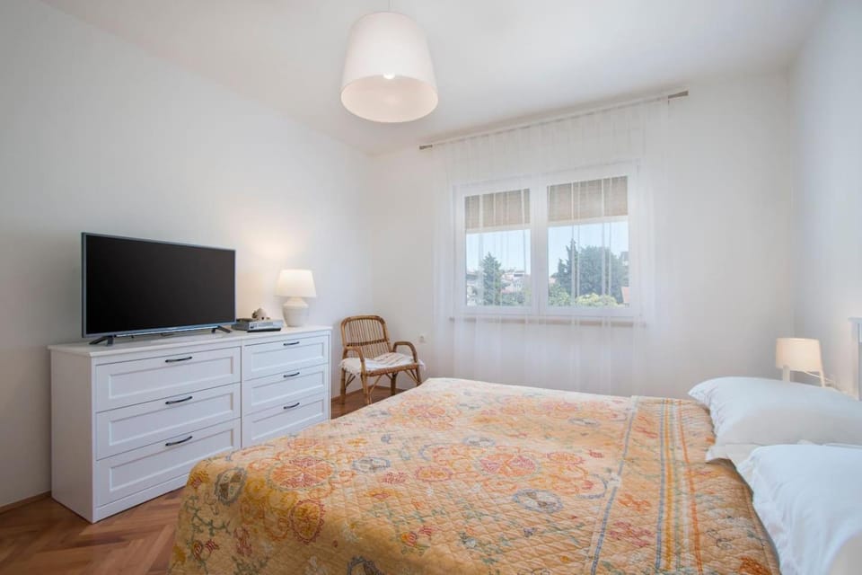 Bed, TV and multimedia, Bedroom