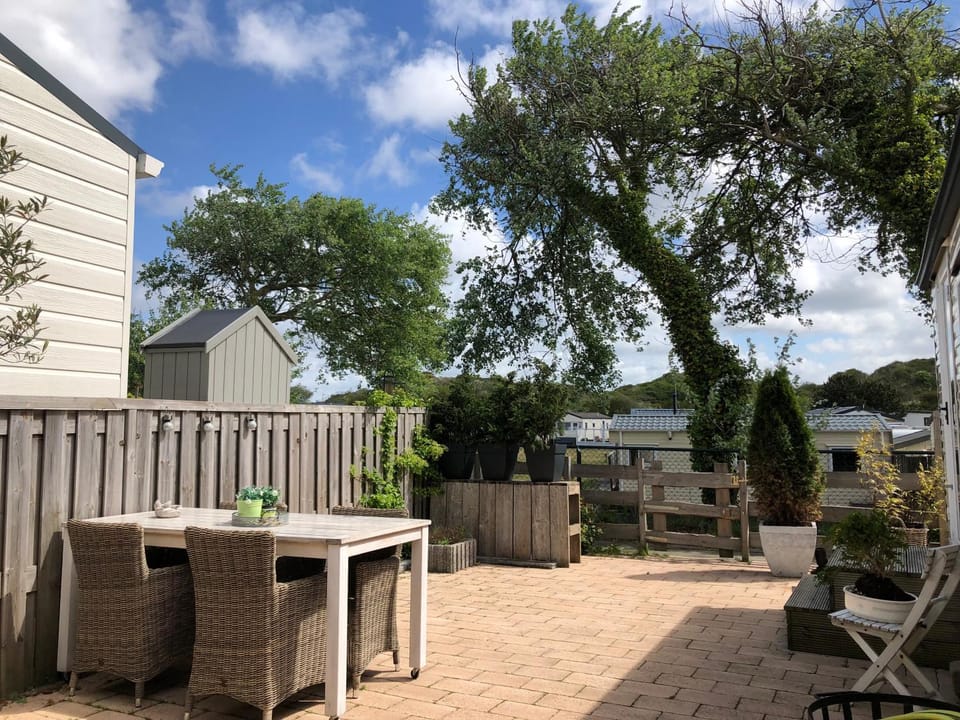 Property building, Patio, Facade/entrance