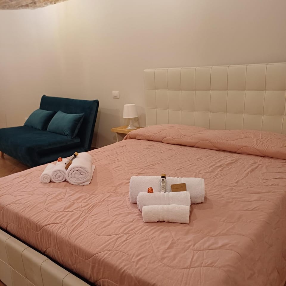 Bed, Photo of the whole room, Bedroom, towels