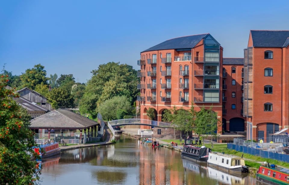 Property building, Day, Neighbourhood, Lake view, River view