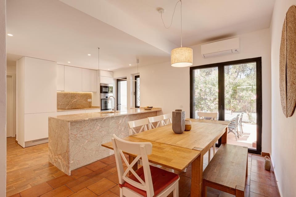 Dining area, kitchen