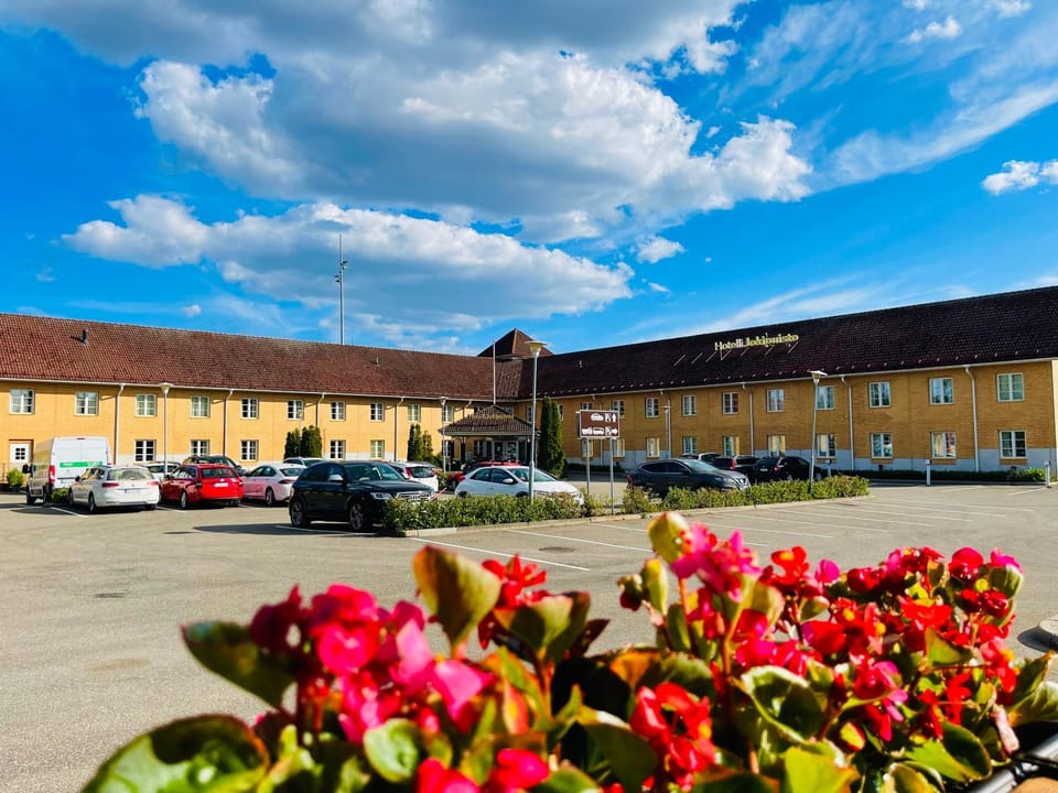 Property building, Day, Location, Parking