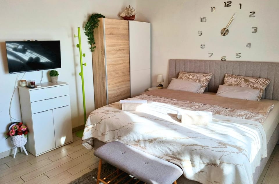 Bed, TV and multimedia