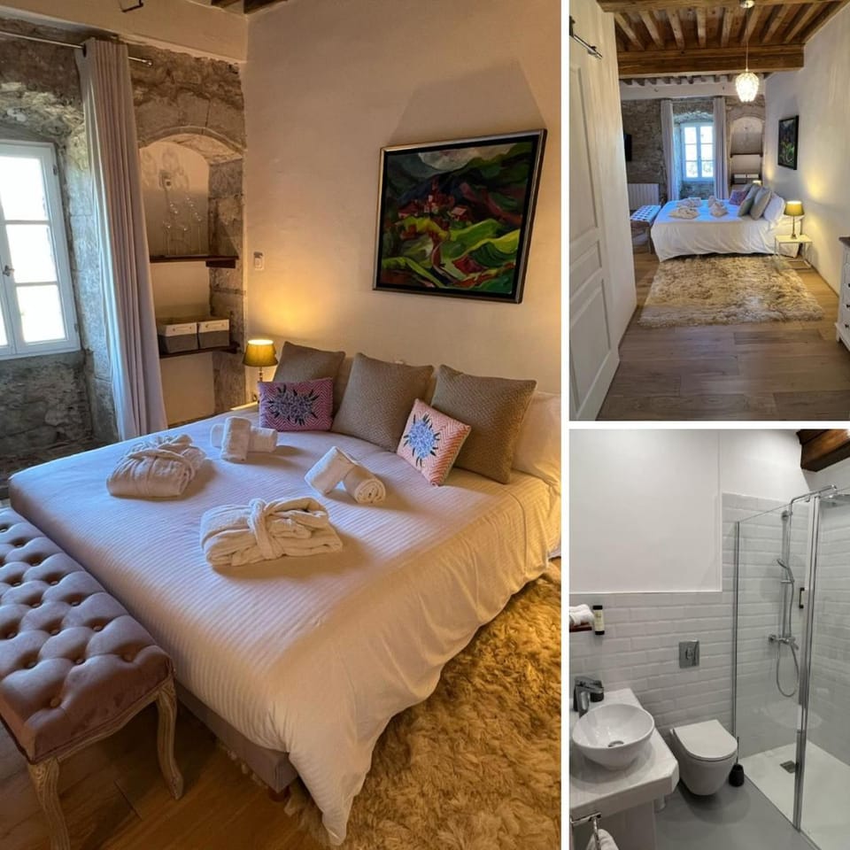 Bed, Bathroom, Photo of the whole room