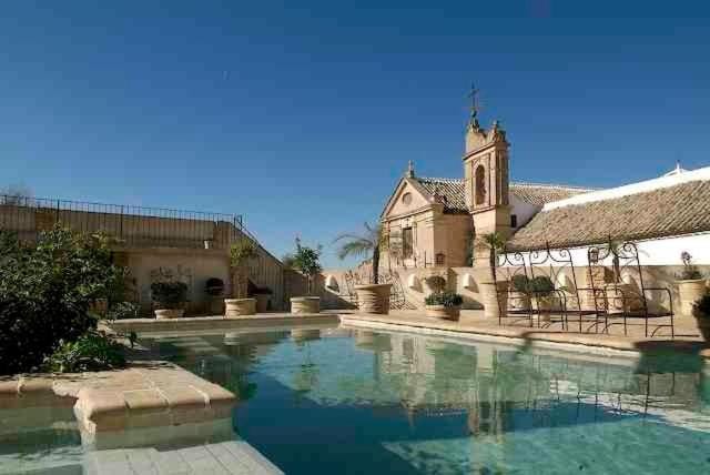 Nearby landmark, Day, Swimming pool