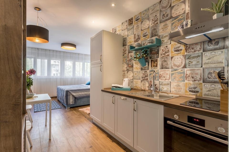 Kitchen or kitchenette, oven