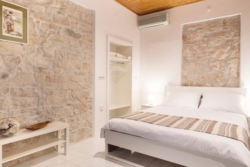Bed, Photo of the whole room, Decorative detail, Bedroom