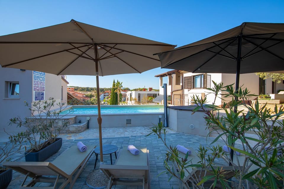 Property building, Day, Pool view, Swimming pool, sunbed