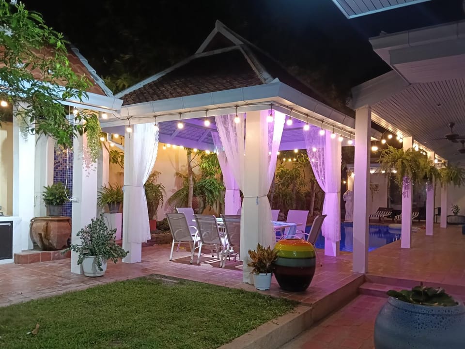 Seating area, Dining area