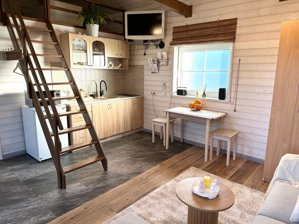 TV and multimedia, Coffee/tea facilities, Kitchen or kitchenette, Living room, Seating area, Dining area, microwave, stove
