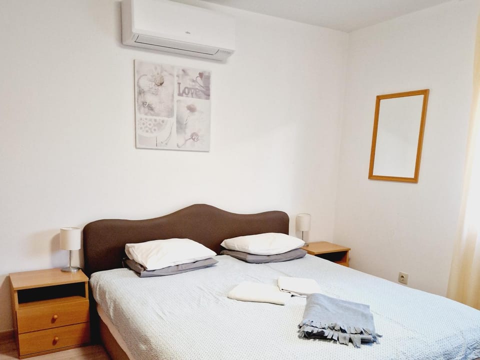 Bed, Bedroom, towels, air conditioner