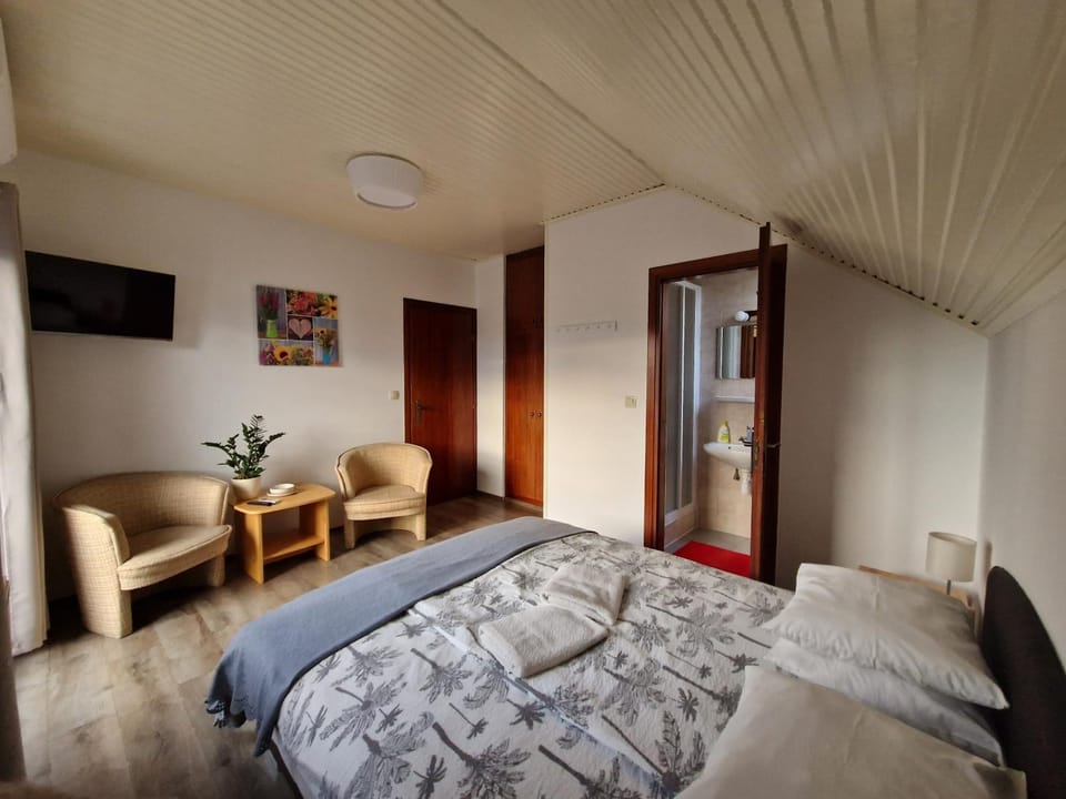 Communal lounge/ TV room, Bed, Bedroom