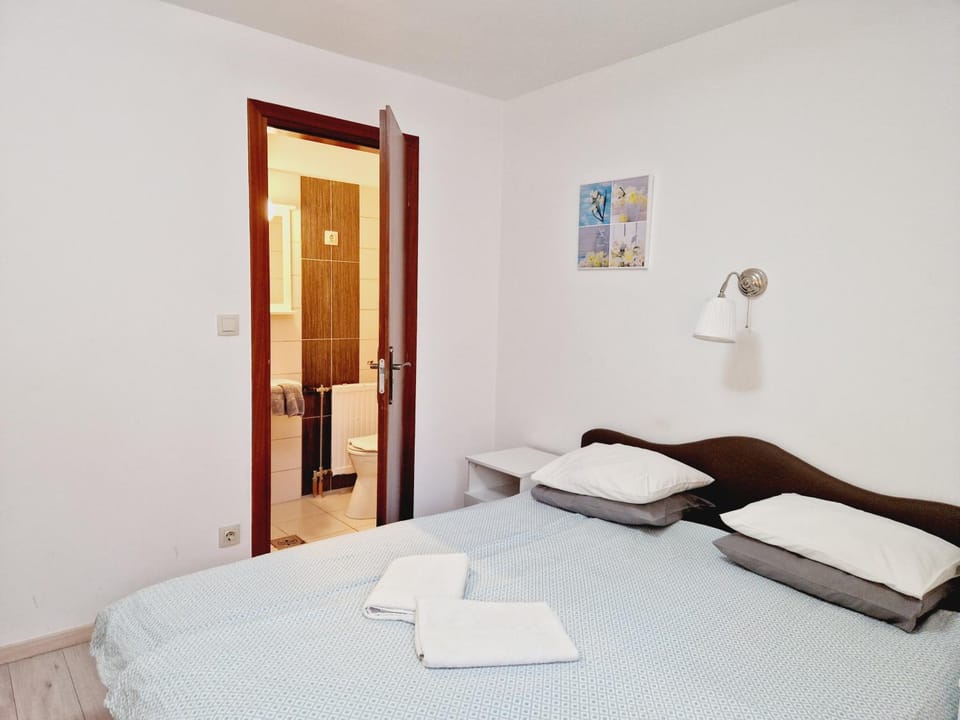 Bed, Bedroom, towels