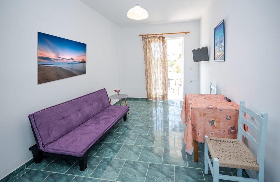 Communal lounge/ TV room, TV and multimedia, Living room, Seating area, Dining area