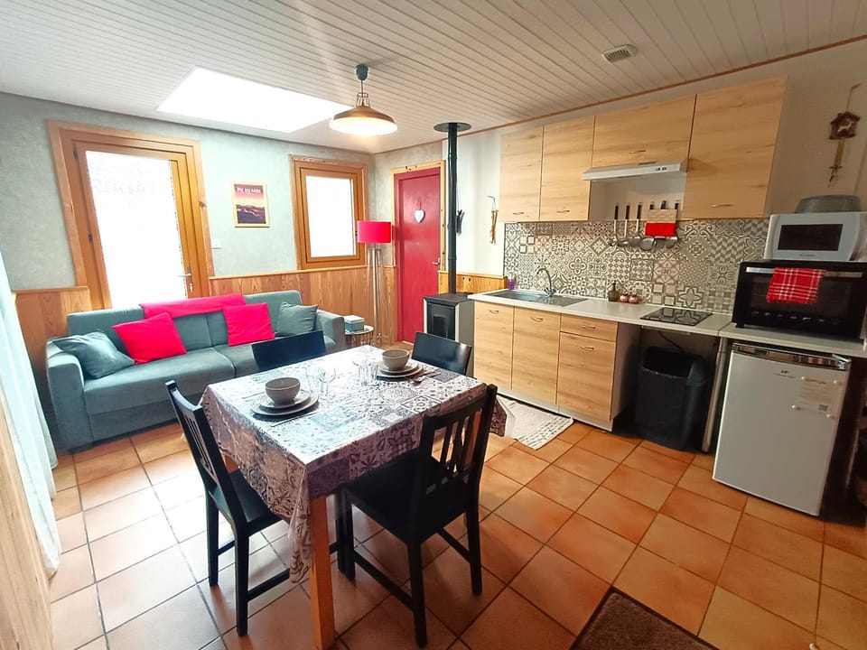 Kitchen or kitchenette, Living room, Dining area, microwave, oven, stove