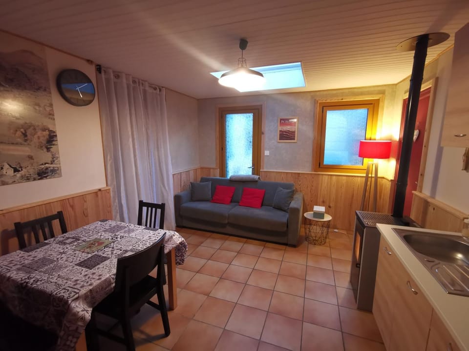 Bed, Kitchen or kitchenette, Living room, Seating area, Dining area