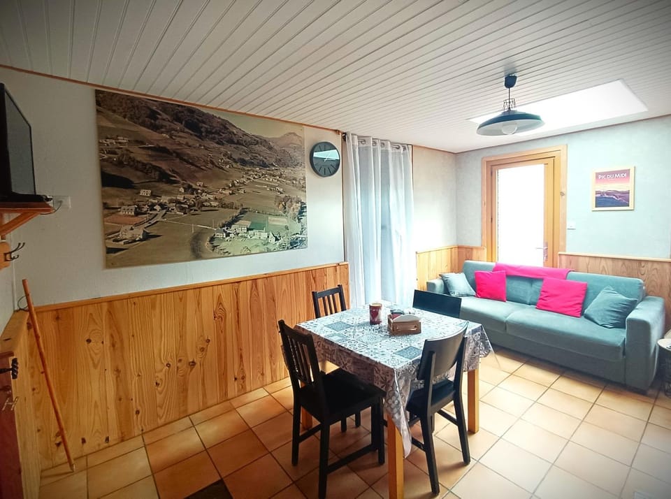 TV and multimedia, Living room, Dining area