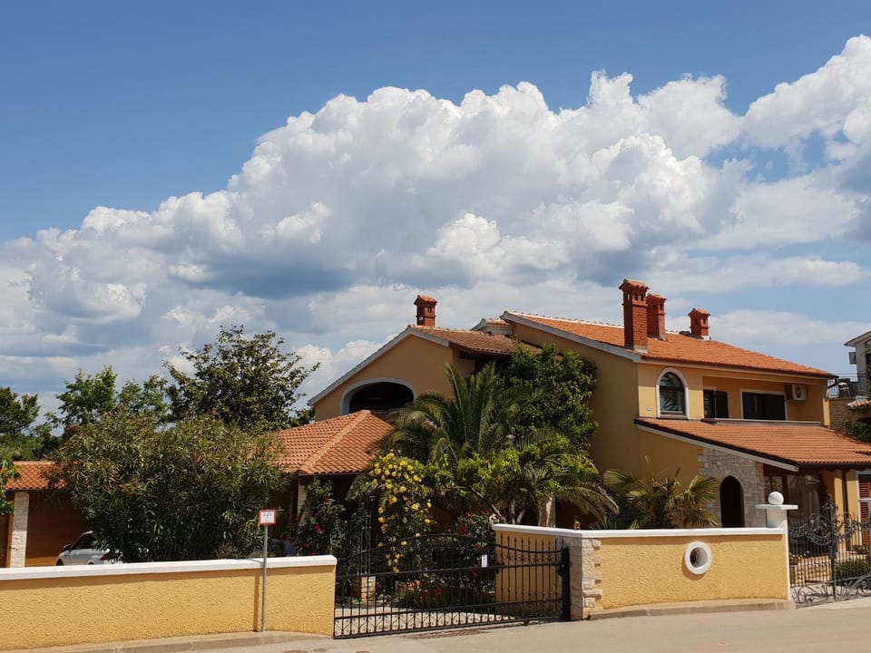 Property building, Neighbourhood