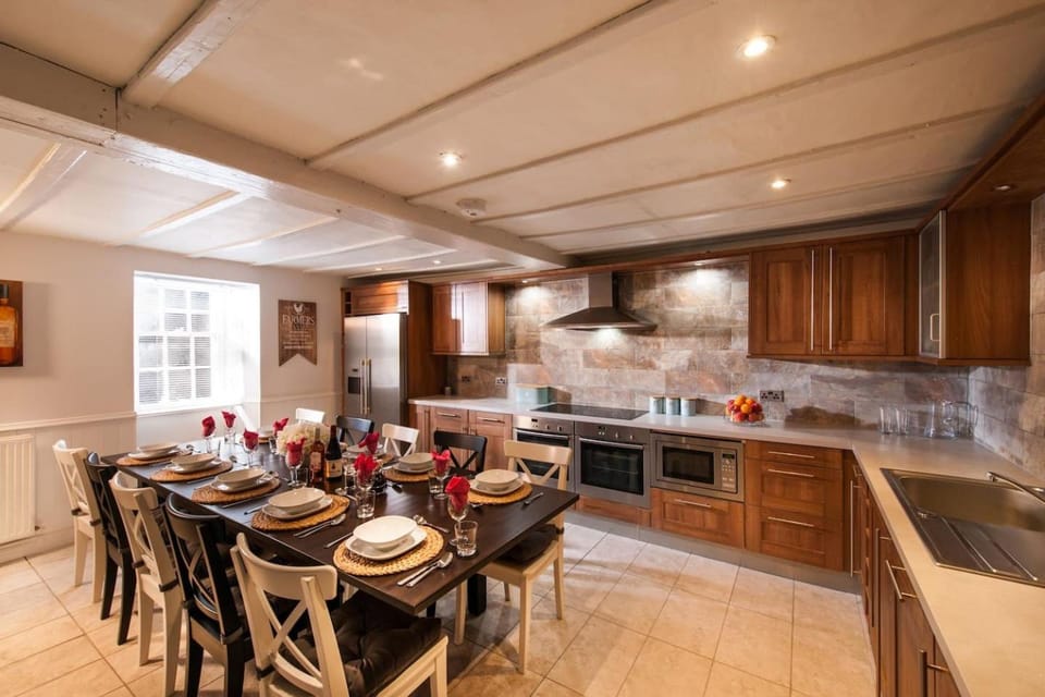 Thornhill House - Historic 5 Bedroom 5 Ensuite Villa in Scotland