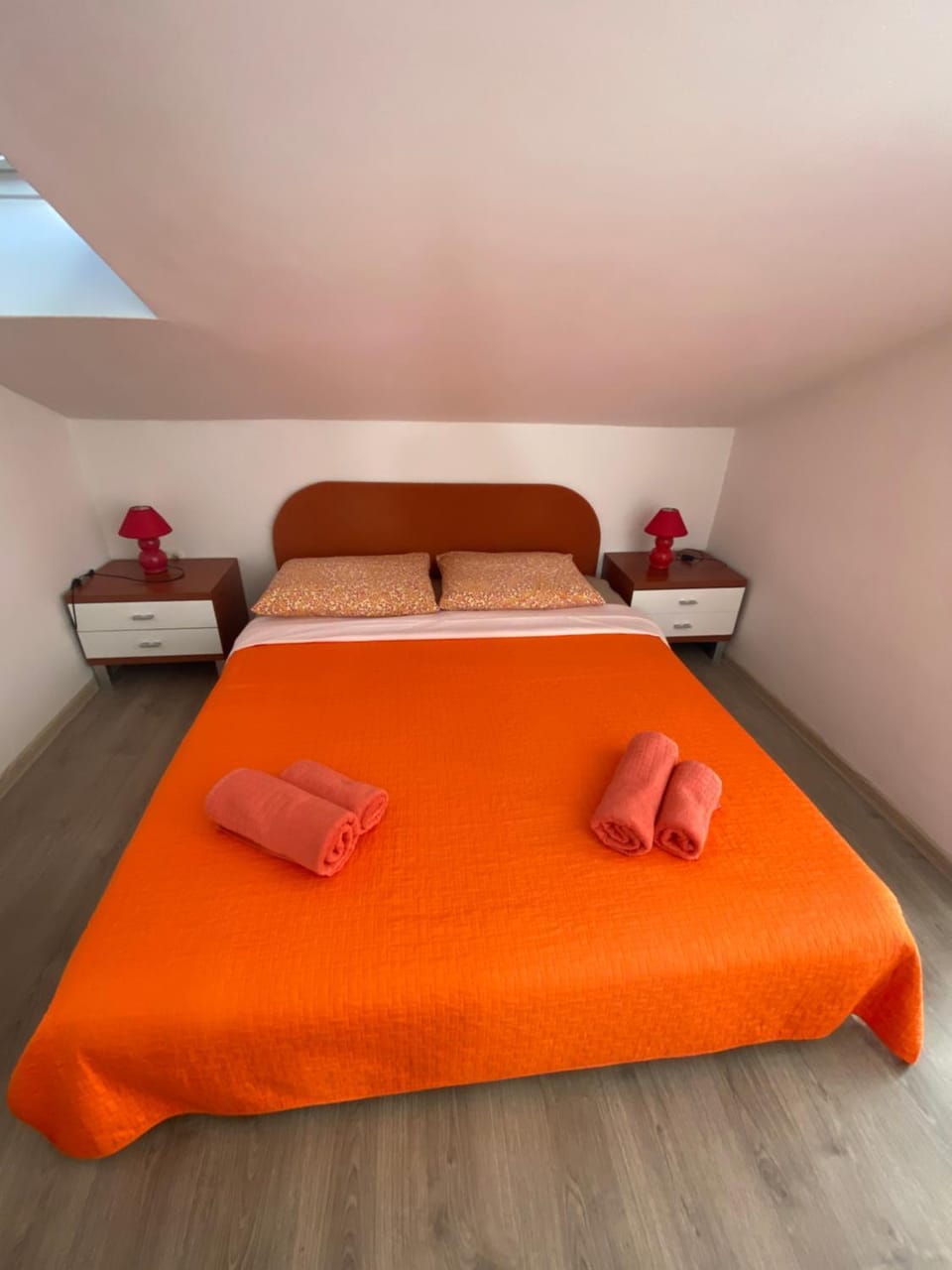 Bed, Bedroom, towels