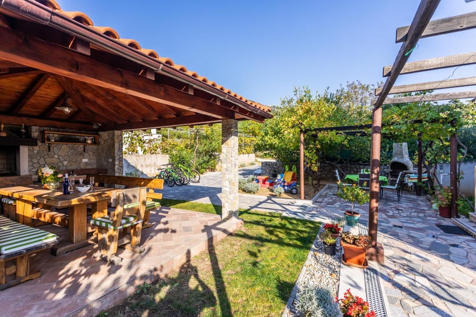 Patio, Day, Garden, Dining area, Garden view