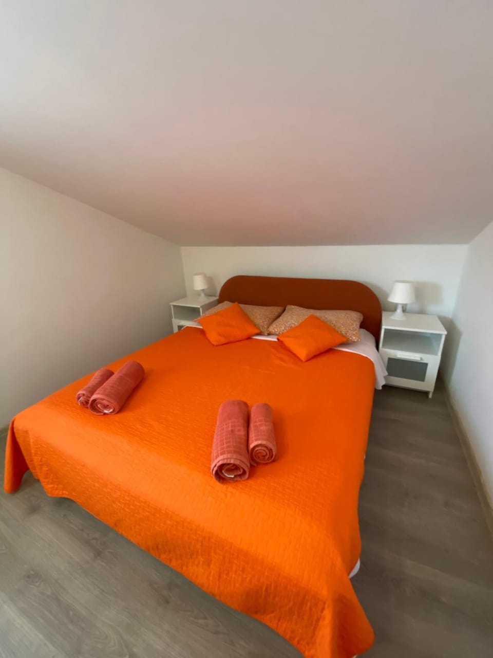 Bed, Bedroom, towels