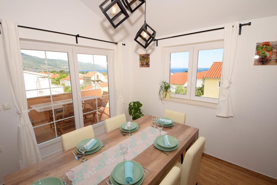 Dining area, City view, Sea view