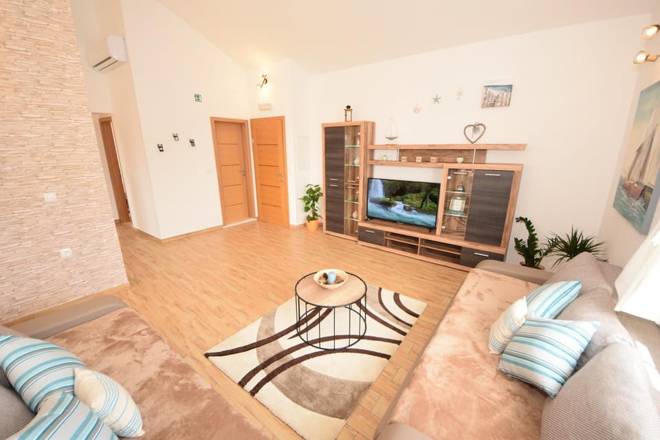 Facade/entrance, TV and multimedia, Living room, Dining area