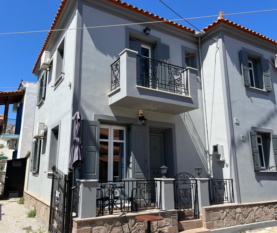 COASTLINE House in Decentralized Administration of the Aegean
