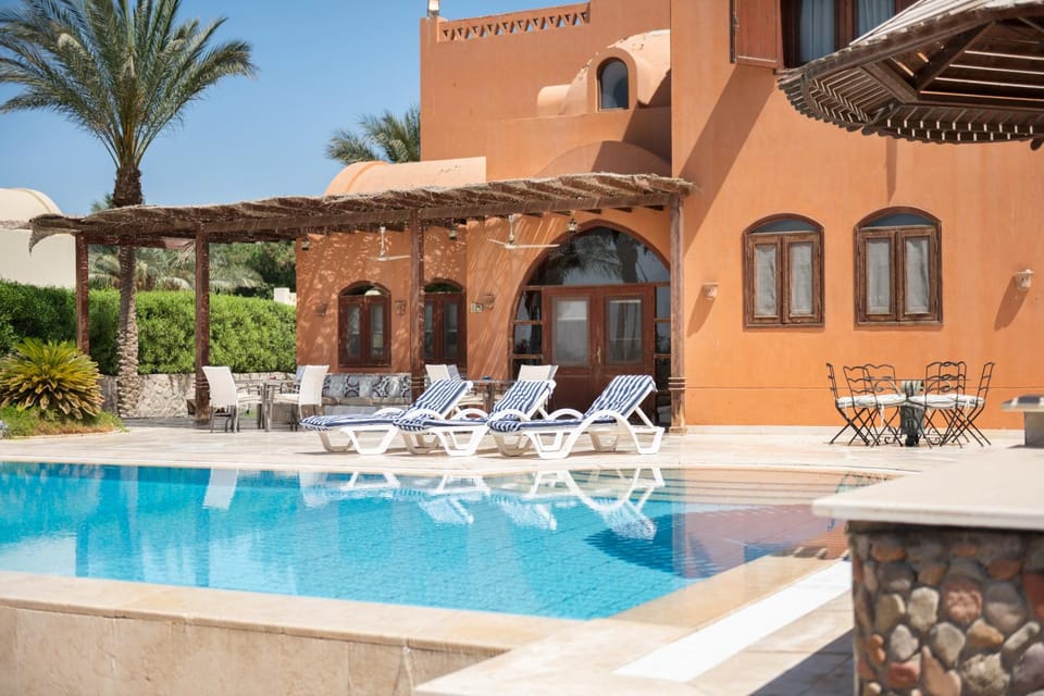 Property building, Day, Swimming pool, sunbed