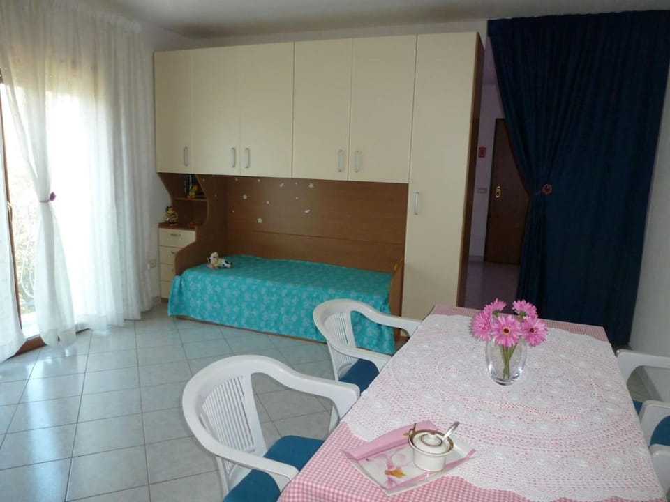 Bed, Photo of the whole room, Seating area, Bedroom