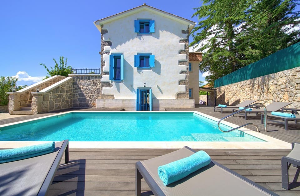 Property building, Day, Swimming pool, sunbed