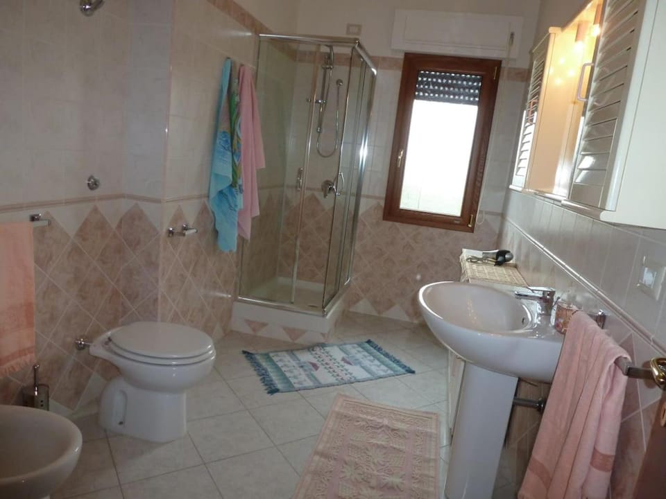Shower, Toilet, Bathroom, bidet, towels