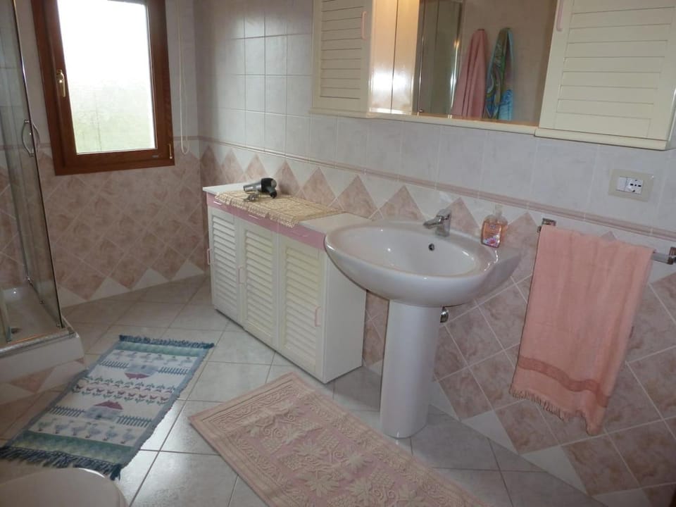 Toilet, Bathroom, towels
