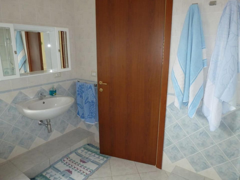 Bathroom, towels