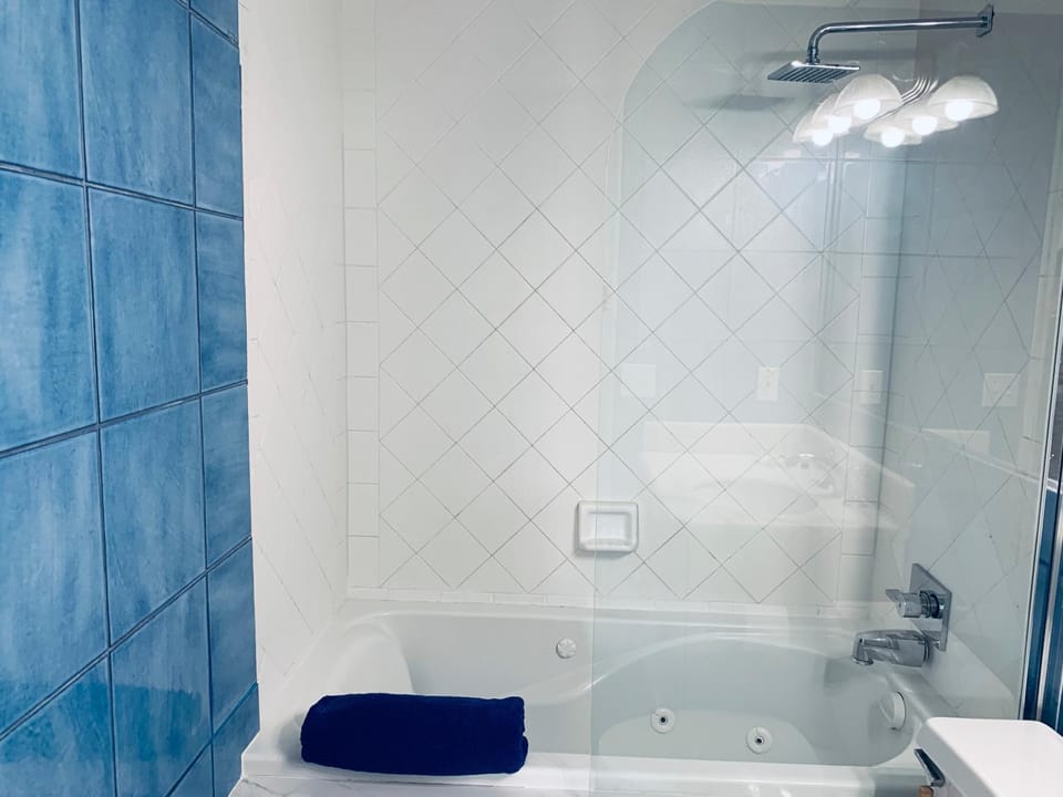 Hot Tub, Bathroom