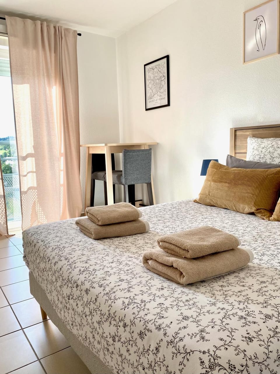 Bed, Photo of the whole room, Bedroom