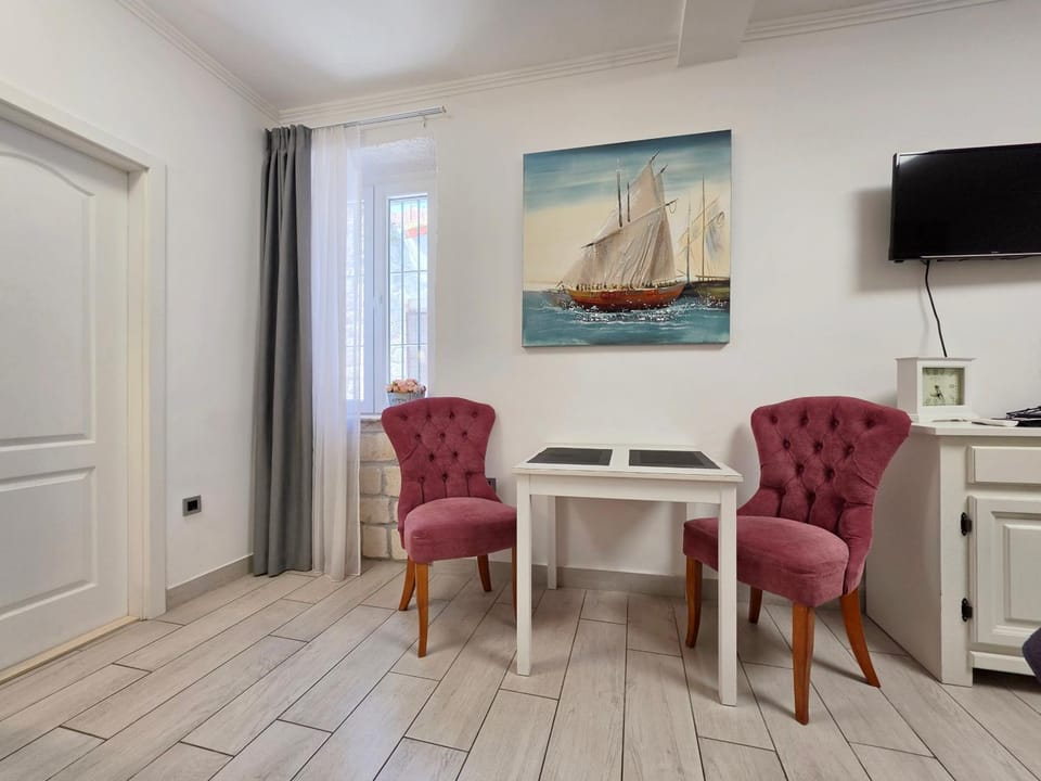 Seating area, Dining area