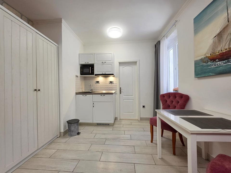 Kitchen or kitchenette, Dining area, stove