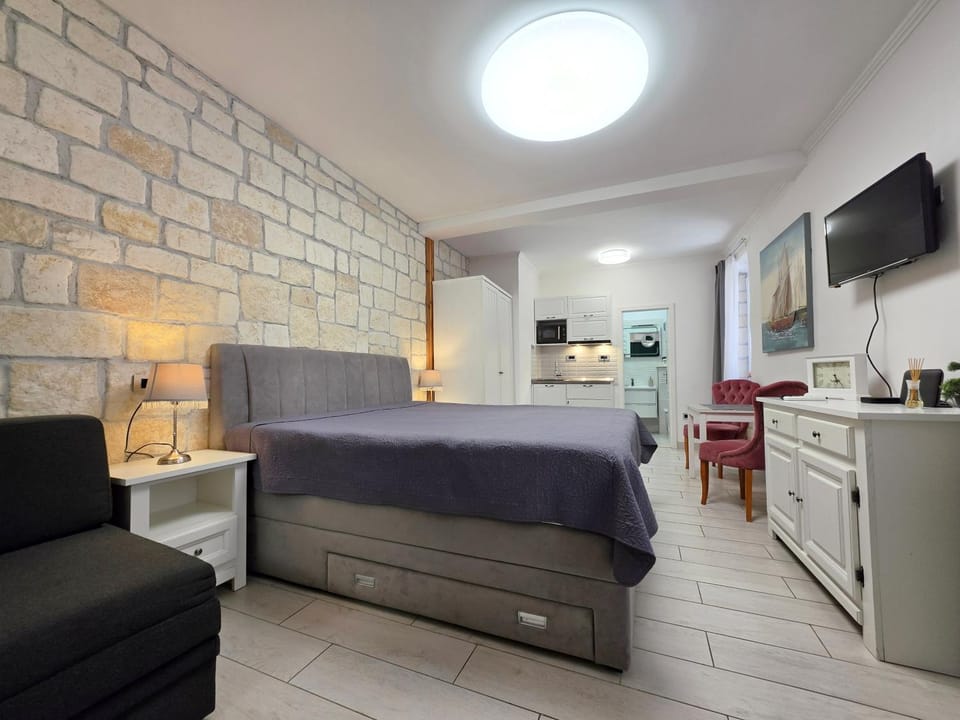 Bed, TV and multimedia, Bedroom