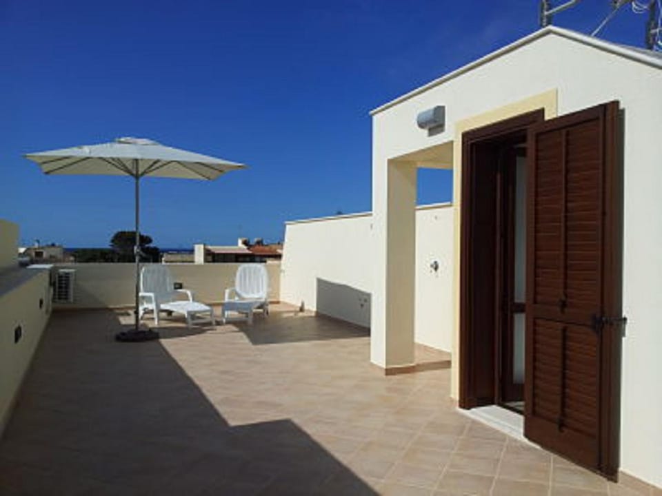 View (from property/room), Balcony/Terrace, Landmark view, Sea view, sunbed