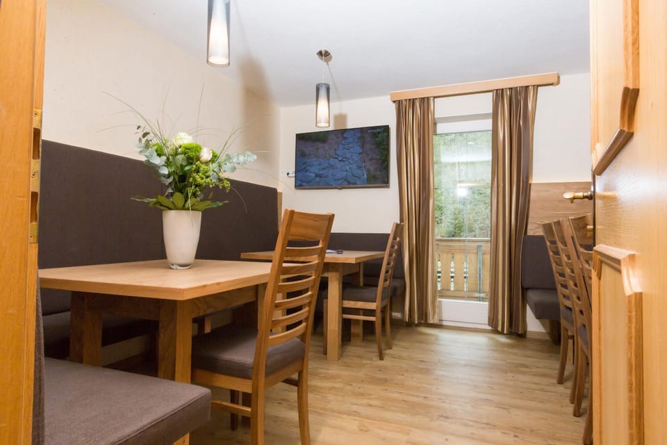 Communal lounge/ TV room, Dining area