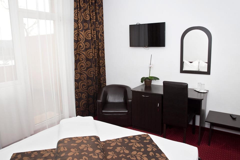 Bed, TV and multimedia, Photo of the whole room