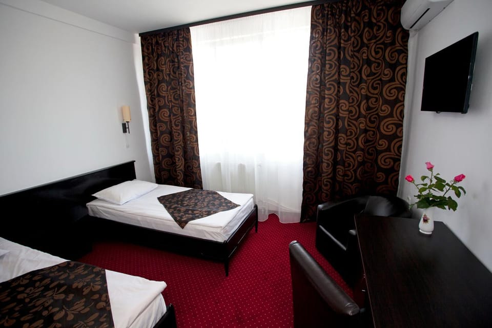 Bed, Day, TV and multimedia, Photo of the whole room