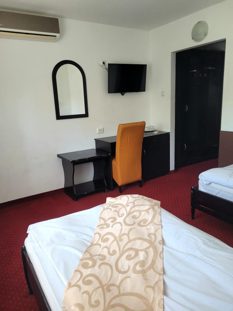 Bed, TV and multimedia, Photo of the whole room, wardrobe, air conditioner
