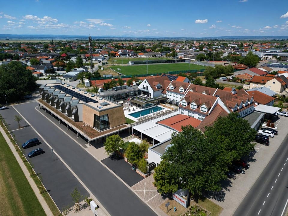 Property building, Day, Bird's eye view, Pool view, Swimming pool, Parking