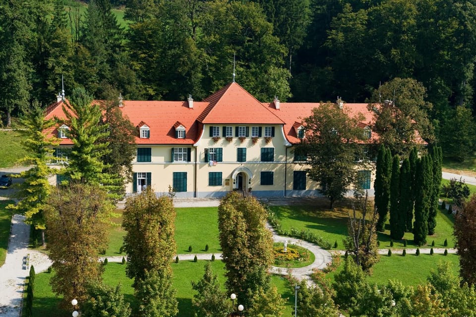 Facade/entrance, Bird's eye view