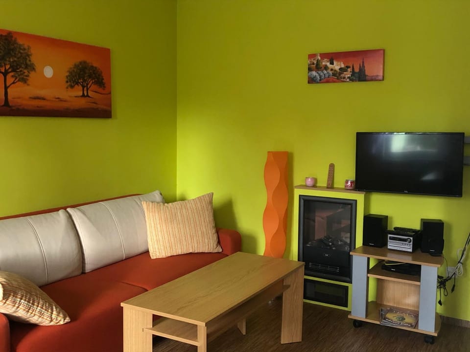 TV and multimedia, Living room, Seating area, Evening entertainment
