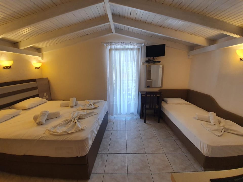 Restaurant/places to eat, Bed, People, Summer, Bathroom, Balcony/Terrace, Kitchen or kitchenette, Photo of the whole room, Beach, Bedroom, Mountain view, Supermarket/grocery shop, Shopping Area, Family, Quiet street view